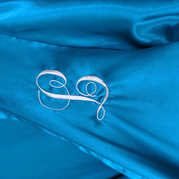 Vintage Style Monogram "L" Robe - Picture 2 of 5